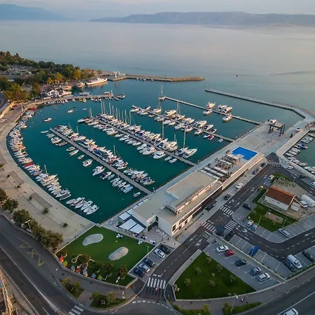 Mit Wunderschoenen Panoramablick Zum Meer Und Marina Novi Vinodolski